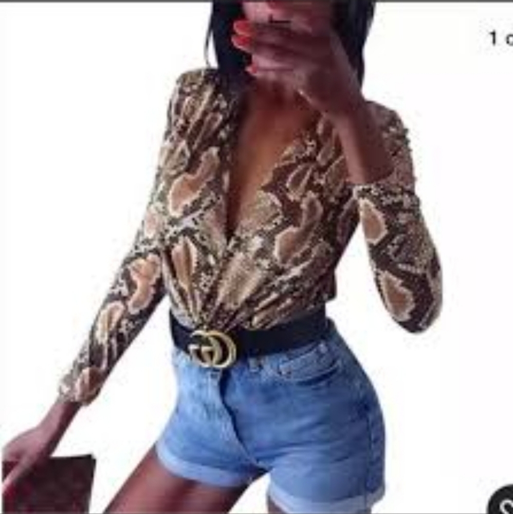 Yoyo 5 Boutique Snakeskin Deep V neck Shoulder Pad Snap closure bodysuit L